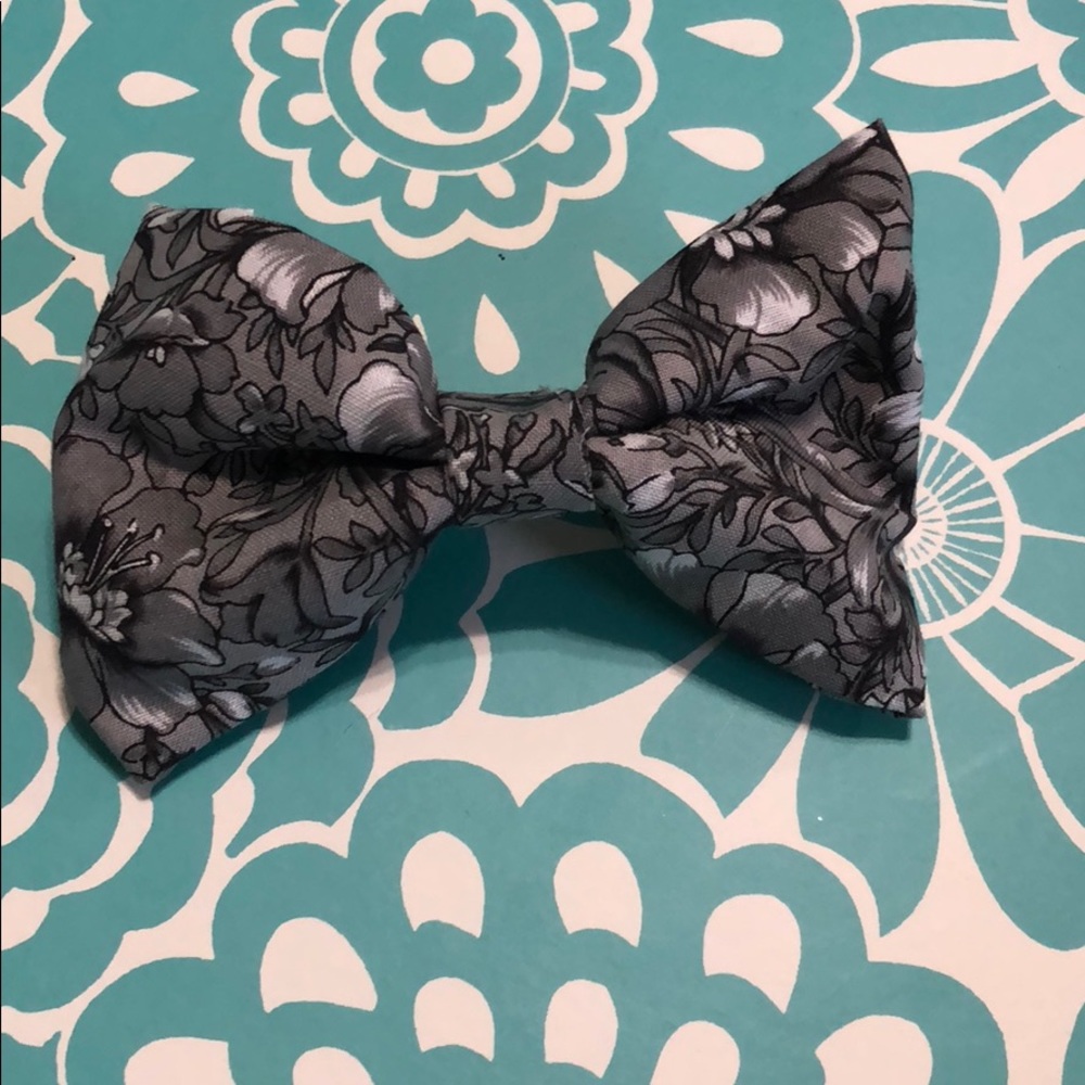 Gray flower print bow